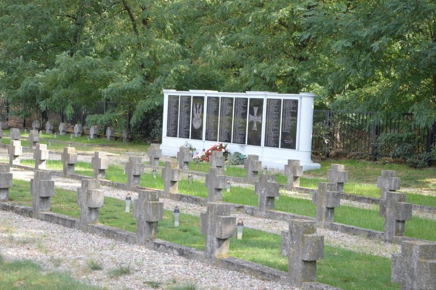 81. rocznica bitwy nad Bzurą. Cmentarz wojskowy w Łowiczu [ZDJĘCIA]