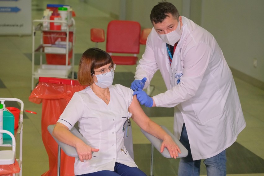 Szczepienia przeciwko Covid - 19. Pierwsza osoba w Polsce została szczepiona