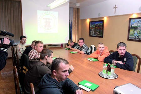 Tegoroczni absolwenci szkoły górniczej podczas pierwszego spotkania w swoim nowym miejscu pracy w kopalni &amp;#8222;Staszic&amp;#8221; w Katowicach.