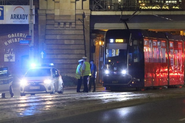 Próbował przejechać od Nasypowej przez Powstańców Śląskich, ale uderzył w tramwaj. Z obrażeniami został zabrany do szpitala. Kolejne niebezpieczne zdarzenie z udziałem hulajnogi elektrycznej