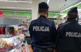 Policjanci z Bełchatowa kontrolują przestrzeganie obostrzeń związanych z koronawirusem