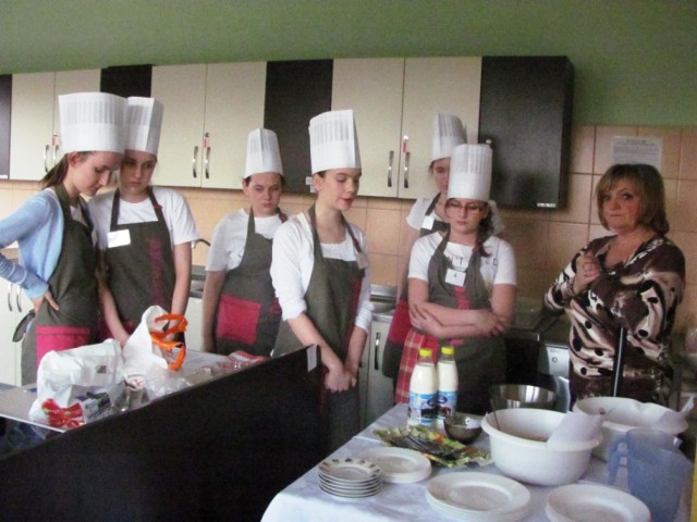 Gimnazjaliści zmierzyli się w konkursie kulinarnym zorganizowanym przez kaliski Gastronomik