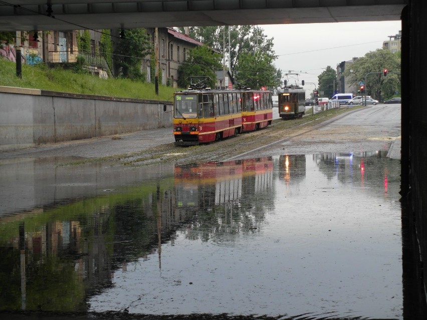 Burza w Łodzi, zalane ulice i dworzec Fabryczny. Na zdjęciu:...