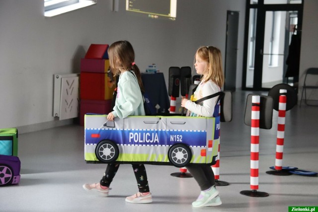 Dzieci "w roli radiowozu" - to pojazd w miasteczku umiejętności drogowych w Przybysławicach