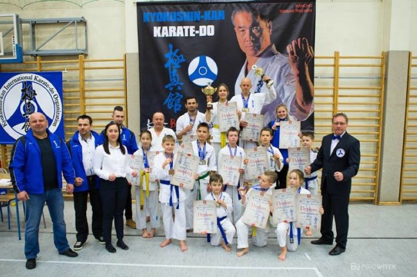 Zawodnicy Kalwaryjskiego Klubu Karate Kyokushin-Kan wystąpili na turnieju karate o Puchar Ziemi Żywieckiej. Spisali się genialnie