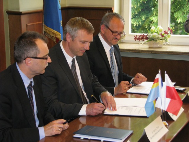 Od lewej: burmistrz Radzionkowa Gabriel Tobor, prezes spółki Energa Arkadiusz Marat i wiceprezes Janusz Leszcz, podczas podpisywania umowy partnersko - publicznej dotyczącej oświetlenia ulic