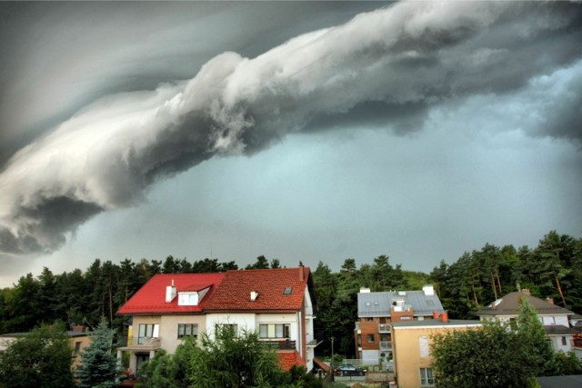 14 maja br. Bydgoskie Centrum Zarządzania Kryzysowego ostrzega przed możliwością pojawienia się burz, którym towarzyszyć będzie ulewny deszcz oraz opady gradu.