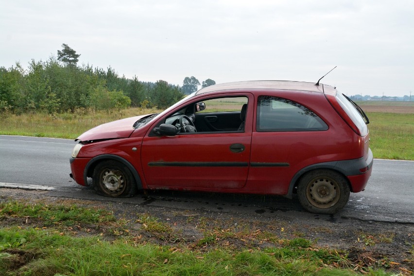 Opel corsa w Borzyszkowie zjechał z drogi i wpadł do rowu.