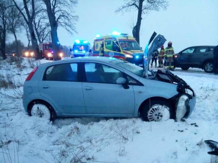 Niebezpiecznie na drodze. W Sławsku samochód uderzył w drzewo