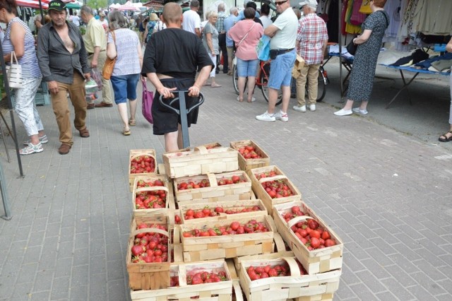 Na placu targowym w Stalowej Woli jest zatrzęsienie truskawek i gotowych kupić te owoce klientów, ale owoce drożeją
