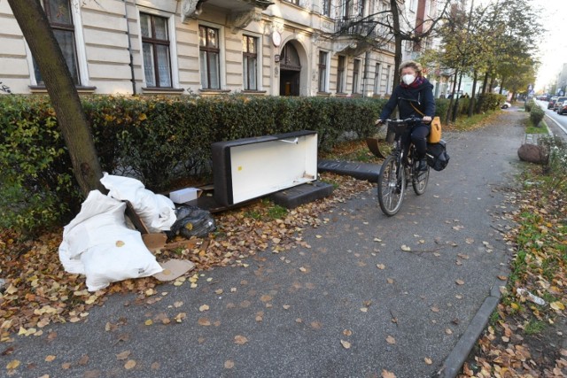 Na Bydgoskim Przedmieściu MPO będzie będzie odbierało meble dopiero 13 listopada

Zgodnie z umieszczonym na stronie Urzędu Miasta harmonogramem, na Bydgoskim Przedmieściu odpady wielkogabarytowe MPO będzie odbierało dopiero 13 listopada. Przy ulicy Mickiewicza niepotrzebne meble już stoją i czekają, chociaż jeszcze nie powinny.