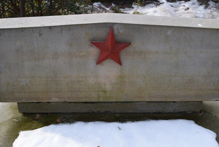 Rocznica wyzwolenia Gniezna przez Armię Radziecką. Lewica złożyła kwiaty na cmentarzu