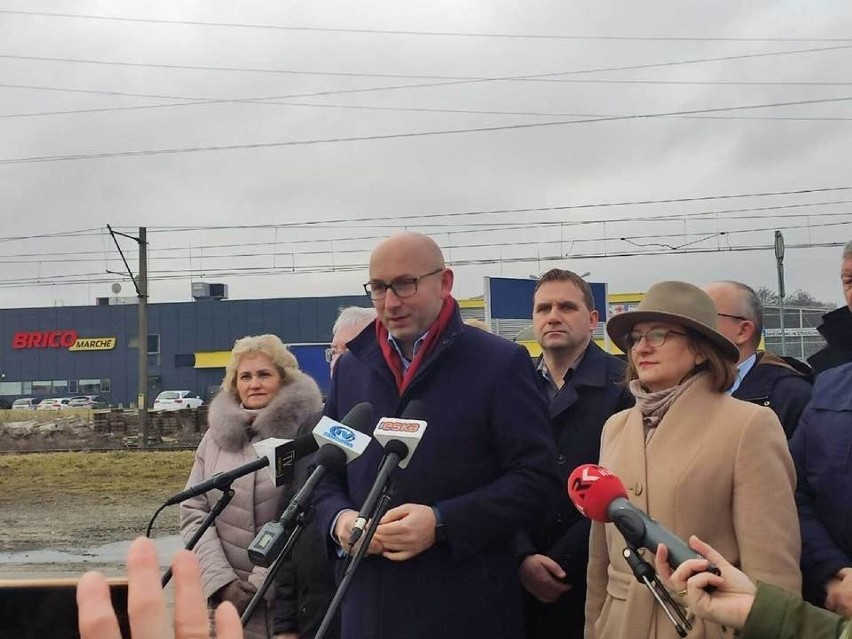 Posłowie i samorządowcy o budowie wyczekiwanego wiaduktu w Starachowicach. Premier Morawiecki ma przyjechać na rozpoczęcie inwestycji