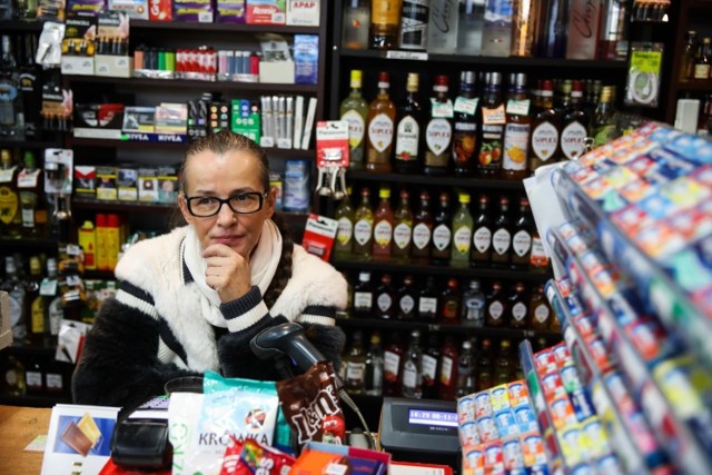 Beata Kociołek prowadząca od lat sklep przy Miodowej w Krakowie, a wcześniej w sumie cztery sklepy, mówi, że ma dość. Jak wyjaśnia, wykończyły ją straty w pandemii, ale jeszcze bardziej wykorzystywanie przez wielkie sieci luki w przepisach zakazujących handlu w niedziele.