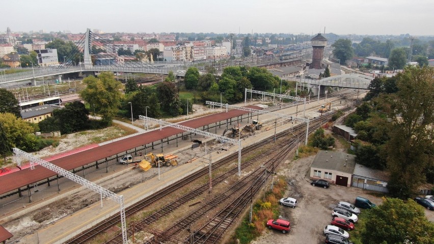 Postęp prac przy przebudowie linii kolejowej pomiędzy...