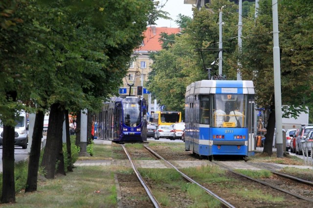 W godz. 7.00 - 8.00 przewija się  tu 10 282 pasażerów komunikacji miejskiej.