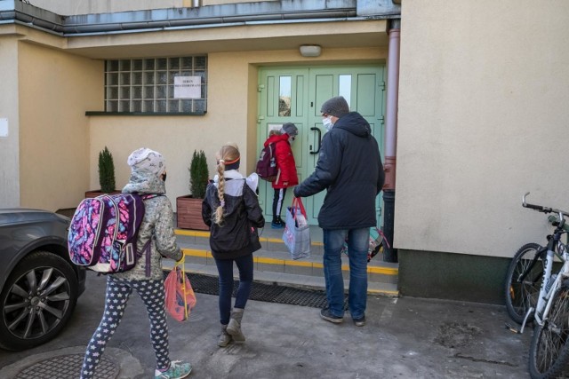 Tak po przerwie wracały w poniedziałek rano do swojej szkoły dzieci z SP nr 8 przy ul. Goszczyńskiego w Krakowie