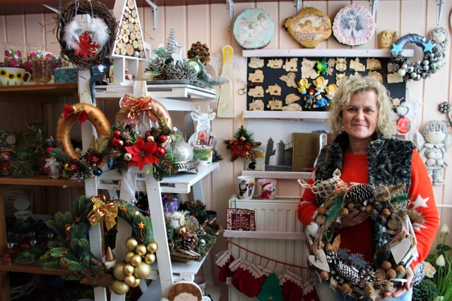 Bożonarodzeniowe dekoracje w sklepie z rękodziełem. Ozdoby, stroiki i wiele innych --> ZDJĘCIA