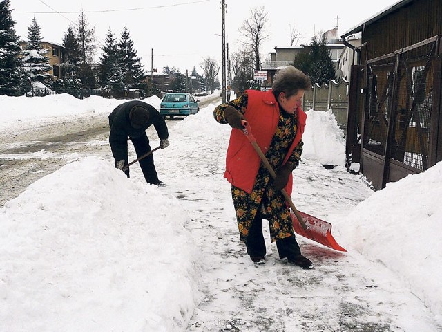 Odśnieżanie chodników to teraz codzienność. Mieszkańcy, tak jak na ul. Karniszewickiej, mają dość śniegu, ale biorą łopaty w ręce, bo nie ma innego wyjścia.