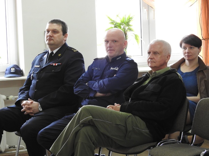 Spotkanie z policjantami odbyło się dziś w sali  Promyk