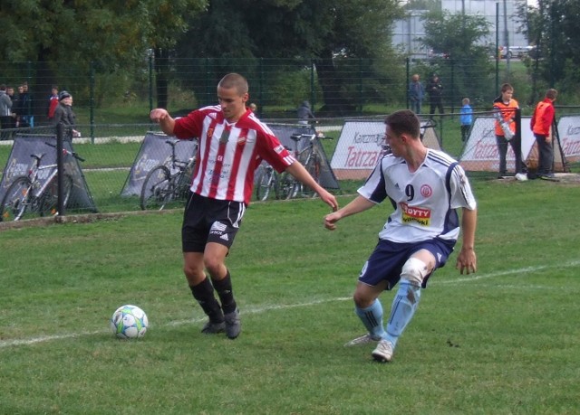 Tomasz Kaczmarczyk (z lewej) zagrał na pozycji stopera Beskidu w jego meczu rozegranym w Andrychowie, a przegranym z Koroną II Kielce 2-4.