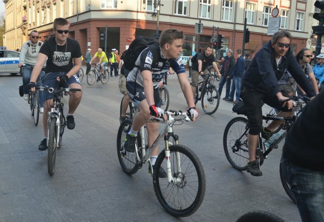 Wraz z wiosną ruszył na dobre sezon rowerowy w regionie łódzkim. Ale wsiadając na rower trzeba wiedzieć jak jeździć zgodnie z przepisami. Kiedy można jechać chodnikiem? Czy można jechać obok siebie? Czy zawsze trzeba mieć kask?

Za nieprzestrzeganie przepisów grożą rowerzystom mandaty. Kary z łatwością mogą wynieść nawet ponad tysiąc złotych, jeśli jednocześnie złamiemy kilka przepisów.

Zobacz, o czym musisz pamiętać na rowerze, żeby nie zapłacić mandatu.

