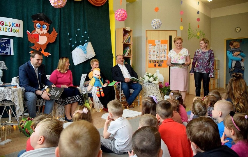 Starosta Piotr Ambroszczyk czytał dzieciom w Przedszkolu Kreatywne Nutki w Starachowicach. Zobaczcie zdjęcia