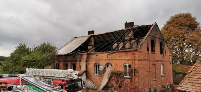 Strażacy walczyli z pożarem domu w miejscowości Grajewo.