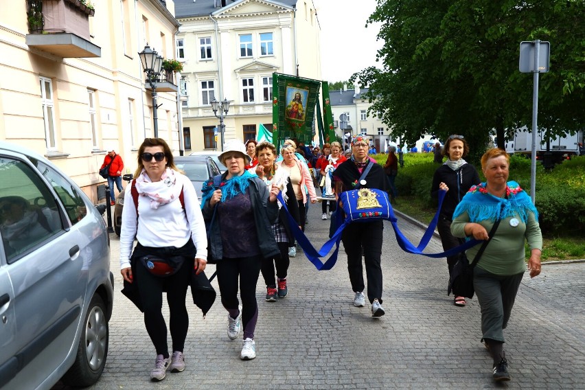 Ponad 250 pielgrzymów z Łowicza i okolic zmierza na Jasną...