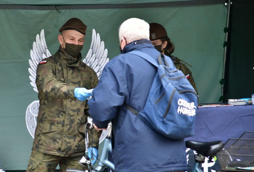 Terytorialsi rozdają maseczki ochronne w mobilnych punktach na terenie Radomia