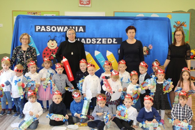 Siostra Damiana Rozalia Cykulska z przedszkolakami. Zdjęcie pamiątkowe z pasowania