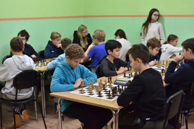 Szkoła Podstawowo-Sportowa w szachowych zawodach rejonowych.