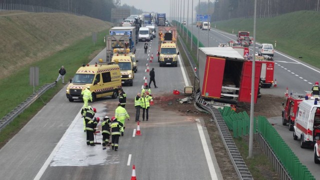 W poniedziałek przed godziną 6 rano na 107 kilometrze autostrady A2 doszło do poważnie wyglądającego wypadku. Trasa była zablokowana. 

ZOBACZ WIĘCEJ: Bolewicko. Wypadek na A2 [ZDJĘCIA]