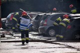 Tychy: Spalone samochody na parkingu - to przez pożar traw [ZDJĘCIA]