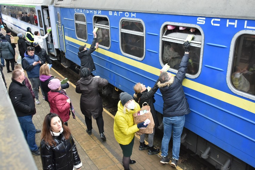 Chełm. Na dworcu głównym PKP mieszkańcy przekazali dary uchodźcom jadącym pociągiem z Ukrainy. Zobacz zdjęcia