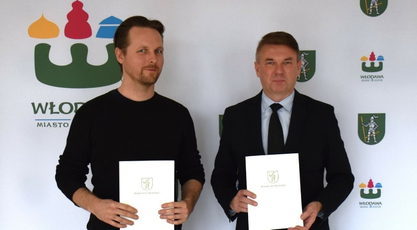 Burmistrz Włodawy Wiesław Muszyński (z lewej) podpisał...