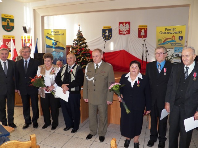 16 grudnia w sali sesyjnej Starostwa Powiatowego w Ostrzeszowie odznaczenia odebrali rodzice, których co najmniej troje dzieci służyło w wojsku.