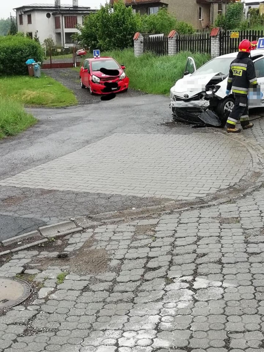 Trzy samochody zderzyły się na skrzyżowaniu w Mszanie