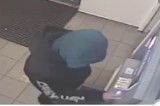 Ukradł portfel w Rydułtowach. Potem skradzioną kartą wybrał pieniądze z bankomatu. Jeśli go poznajesz, zawiadom policję?! ZDJĘCIA