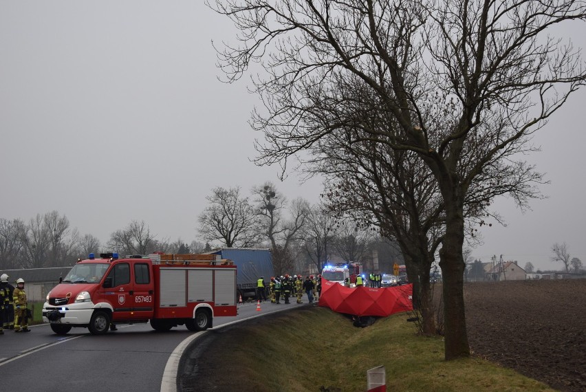 Poważny wypadek na DK15 w Czeluścinie. Zginęły dwie osoby, droga zablokowana!