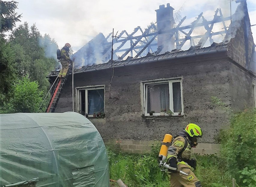 Pożar domu w Bielczy gasiło kilka zastępów straży pożarnej....