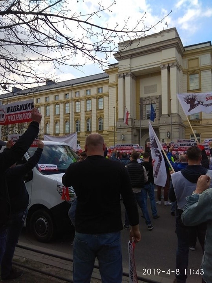 Kieleccy taksówkarze protestowali w Warszawie. To akcja "Stop nielegalnym przewozom" [ZDJĘCIA]