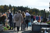 Mnóstwo ludzi na cmentarzu w Końskich w niedzielę, 29 października. Trwają ostatnie przygotowania do Wszystkich Świętych 2023