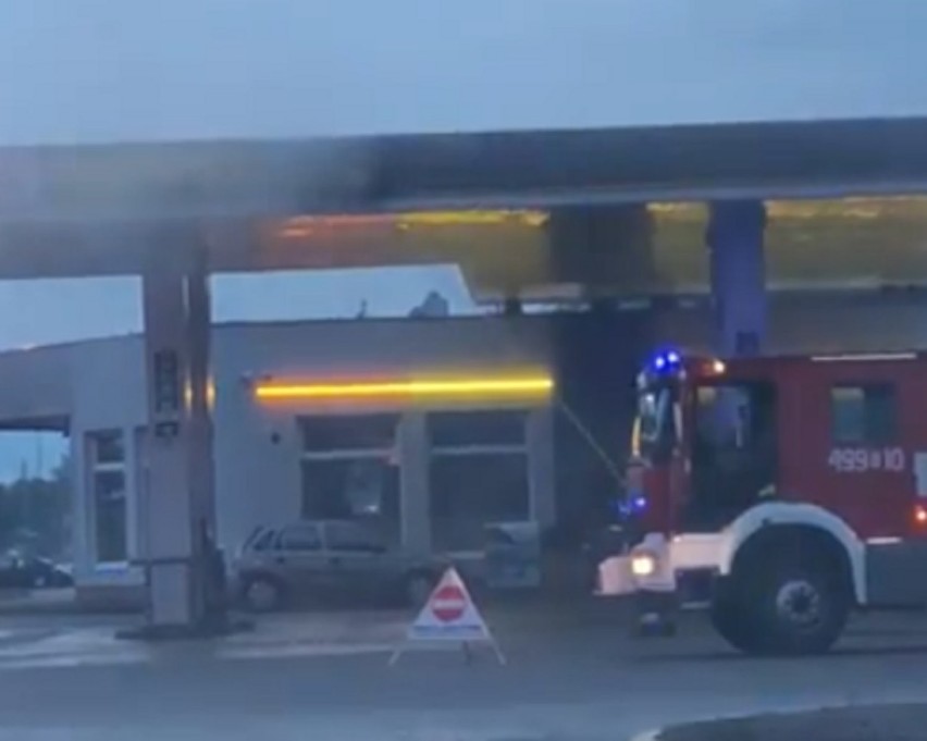 Pożar na stacji paliw w Krzepicach. Strażacy zareagowali błyskawicznie