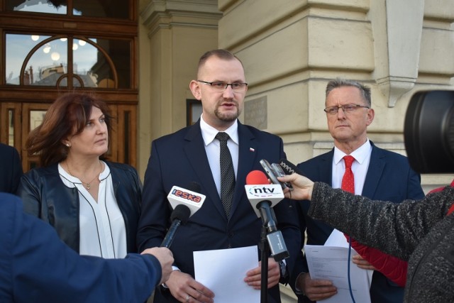 Radni: Iwona Mularczyk, Michał Kądziołka i Artur Czernecki (PiS Wybieram Nowy Sącz) informują o przywróceniu dopłat do wody
