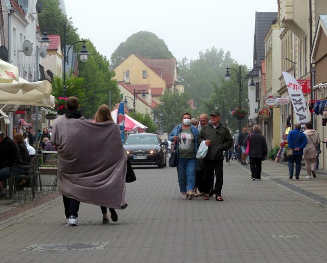 Na czerwcowy długi weekend do Ustki wróciła normalność. Pomimo mglistej i pochmurnej pogody miasto odwiedza wielu turystów stęsknionych za morzem plażą i Ustka. Ulica Marynarki Polskiej oraz promenada i plaża zapełniły się ludźmi.