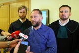 Akt oskarżenia przeciwko Kamilowi Durczokowi, znanemu dziennikarzowi, w piotrkowskim sądzie. Grozi mu do 12 lat więzienia [ZDJĘCIA]