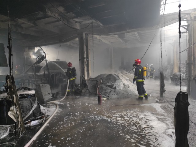 Pogorzelisko po pożarze hali produkcyjnej i składu materiałów w Chełmku