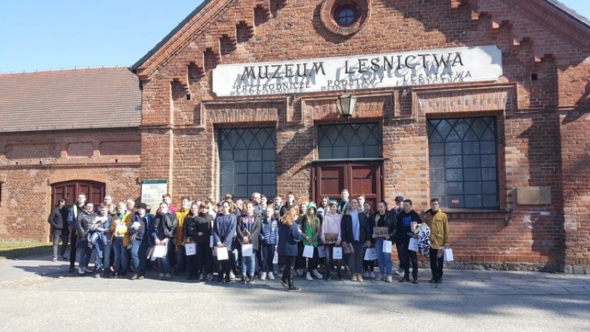 czniowie szkoły w Gołuchowie powitali wiosnę biorąc udział w mobilnych grach terenowych