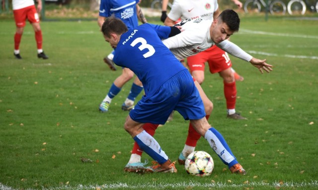 Piłkarze Orła Ryczów (białe stroje), mają za sobą udaną jesień. Jednym z objawień był Kacper Kopczak